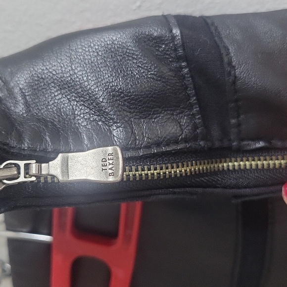 Good condition skirt in size 3 approx 5 or 6 in us sizing - Picture 3 of 6